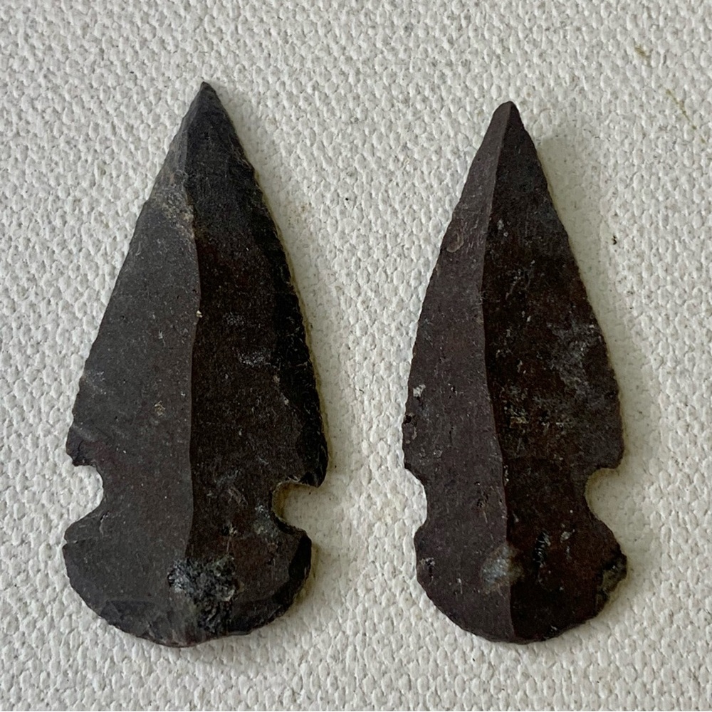2 Chert Arrowheads Points Hand Knapped Dark Stone Modern Arrowhead Set 1.6"x1.5"